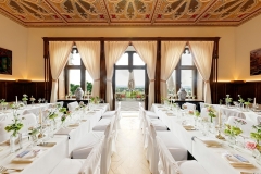 Festsaal-weisse-Tafeln